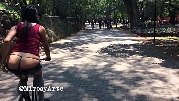 Putita Chilanga montada en bicicleta va mostrando el culo. Universitarios la ven. Bosque de Chapultepec (1). EXHIBICIONISMO