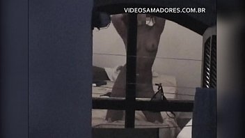 Rapaz grava vídeo da vizinha exibicionista que o provoca com putaria diariamente