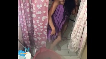 La espio en la ducha