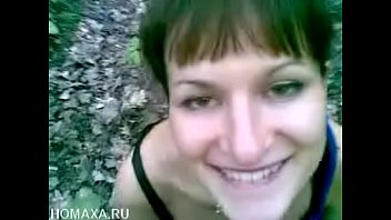 Молодая игривая жена получила сперму на лицу в лесу