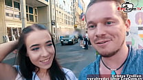 Brünette Deutsche Teen mit kleinen Titten fickt beim ersten Date
