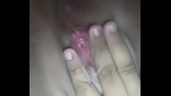 Tocandome la vagina